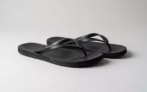 Fotorealistische Studioaufnahme von Zehensandalen zum Thema Quiksilver Herren Molokai Sandalen, klare Lichtfuehrung - Foto: THN