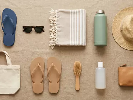 Flatlay-Arrangement rund um Zehensandalen zum Thema Quiksilver Herren Molokai Sandalen, weiches Oberlicht - Foto: THN