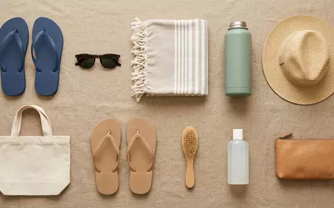 Flatlay-Arrangement rund um Zehensandalen zum Thema Quiksilver Herren Molokai Sandalen, weiches Oberlicht - Foto: THN