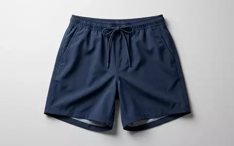 Fotorealistische Studioaufnahme von Badeshorts zum Thema Orlebar Brown Herren Badeshorts, klare Lichtfuehrung - Foto: THN