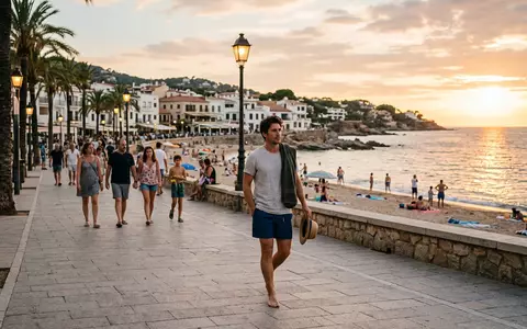 Fotorealistische Aufnahme von Badeshorts an der Strandpromenade zum Thema Orlebar Brown Herren Badeshorts, warmes Abendlicht - Foto: THN
