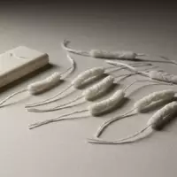 Fotorealistische Studioaufnahme von Zahnseide zum Thema Oral-B Zahnseide Superfloss, klare Lichtfuehrung, sachlich dargestellt - Foto: THN