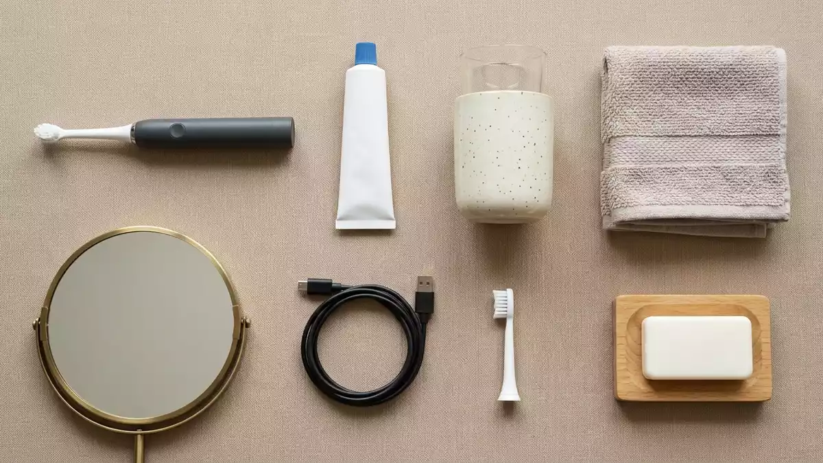 Flatlay-Arrangement rund um Elektrische Zahnbuerste mit passenden Requisiten von oben