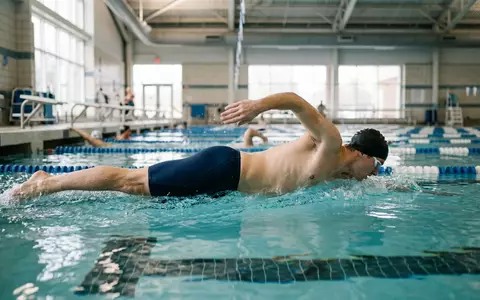 Fotorealistische Aufnahme von Schwimmhose im Hallenbad zum Thema Orca Herren Core Race, natuerliches Licht - Foto: THN