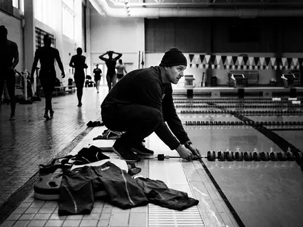 Schwarzweiss-Reportage mit Schwimmhose zum Thema Orca Herren Core Race, hoher Kontrast, sachlich dargestellt - Foto: THN