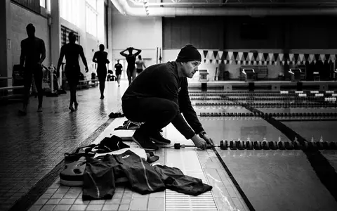 Schwarzweiss-Reportage mit Schwimmhose zum Thema Orca Herren Core Race, hoher Kontrast, sachlich dargestellt - Foto: THN