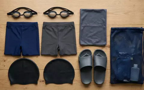 Flatlay-Arrangement rund um Schwimmhose zum Thema Orca Herren Core Race, weiches Oberlicht - Foto: THN