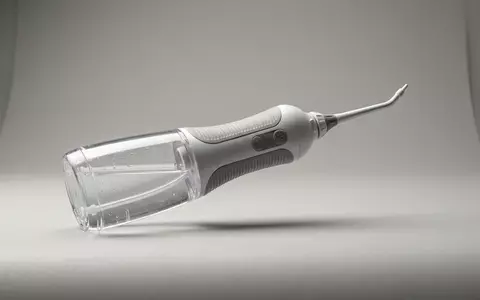 Fotorealistische Studioaufnahme von Munddusche zum Thema Oral-B Aquacare 4 Munddusche, klare Lichtfuehrung - Foto: THN