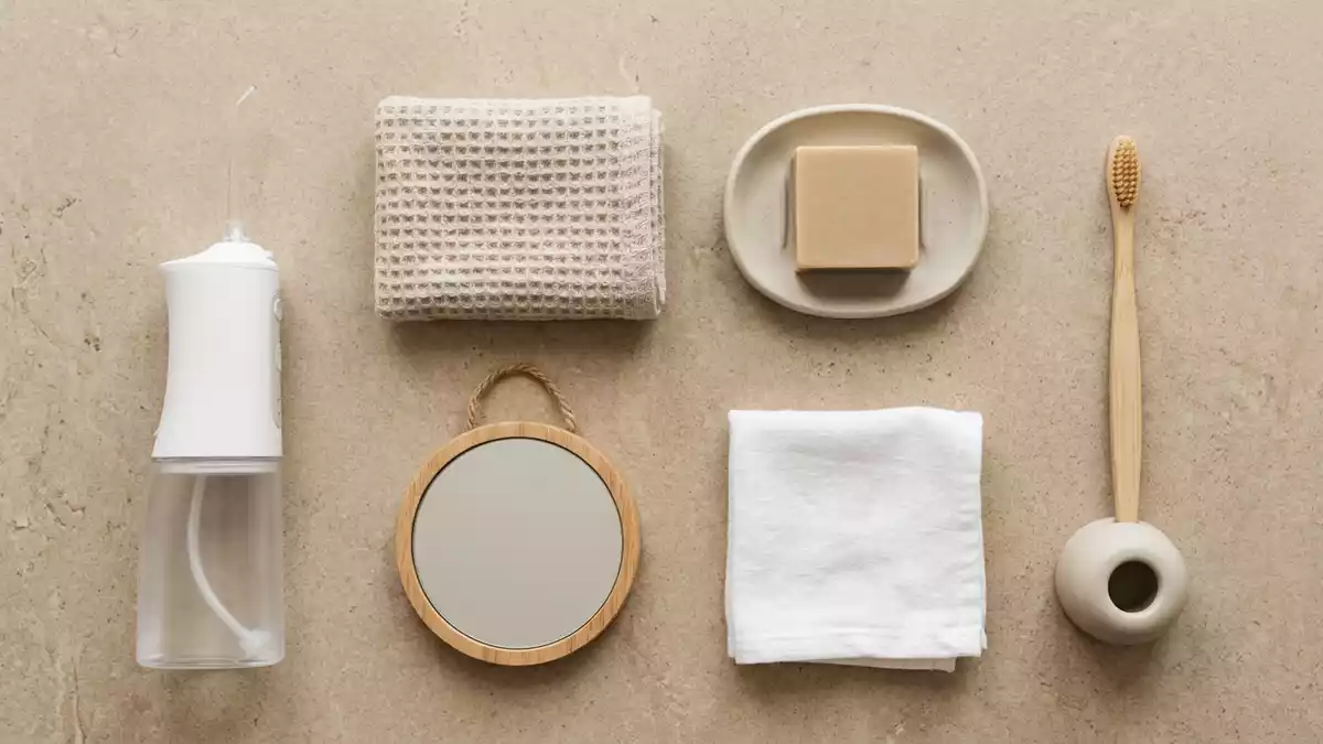 Flatlay-Arrangement rund um Munddusche mit passenden Requisiten von oben, neutral