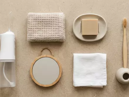 Flatlay-Arrangement rund um Munddusche zum Thema Oral-B Aquacare 4 Munddusche, weiches Oberlicht - Foto: THN