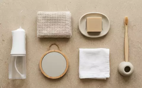 Flatlay-Arrangement rund um Munddusche zum Thema Oral-B Aquacare 4 Munddusche, weiches Oberlicht - Foto: THN