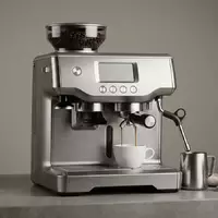 Fotorealistische Studioaufnahme von Espressomaschine zum Thema Sage Barista Express Impress, klare Lichtfuehrung - Foto: THN