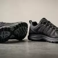 Fotorealistische Studioaufnahme von Traillaufschuhe zum Thema Salomon Speedcross 6 Trailschuhe, klare Lichtfuehrung - Foto: THN