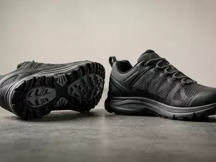Fotorealistische Studioaufnahme von Traillaufschuhe zum Thema Salomon Speedcross 6 Trailschuhe, klare Lichtfuehrung - Foto: THN