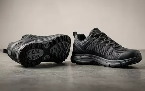 Fotorealistische Studioaufnahme von Traillaufschuhe zum Thema Salomon Speedcross 6 Trailschuhe, klare Lichtfuehrung - Foto: THN