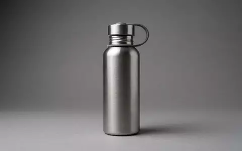 Fotorealistische Studioaufnahme von Isolierflasche zum Thema Salewa Valsura Insulated 600ml, klare Lichtfuehrung - Foto: THN