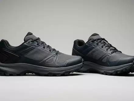 Fotorealistische Studioaufnahme von Traillaufschuhe zum Thema Salomon XA Pro 3D, klare Lichtfuehrung - Foto: THN