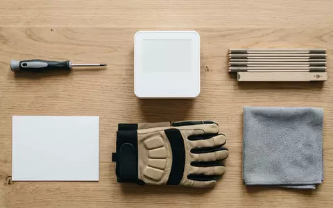 Flatlay-Arrangement rund um Heizkoerperthermostat zum Thema Danfoss Ally Heizkörperthermostat Smart, weiches Oberlicht - Foto: THN