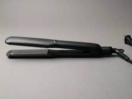 Fotorealistische Studioaufnahme von Haarglaetter zum Thema BaByliss ST395E Ceramic Glide, klare Lichtfuehrung - Foto: THN