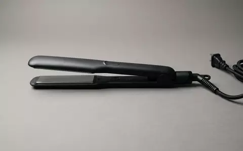 Fotorealistische Studioaufnahme von Haarglaetter zum Thema BaByliss ST395E Ceramic Glide, klare Lichtfuehrung - Foto: THN