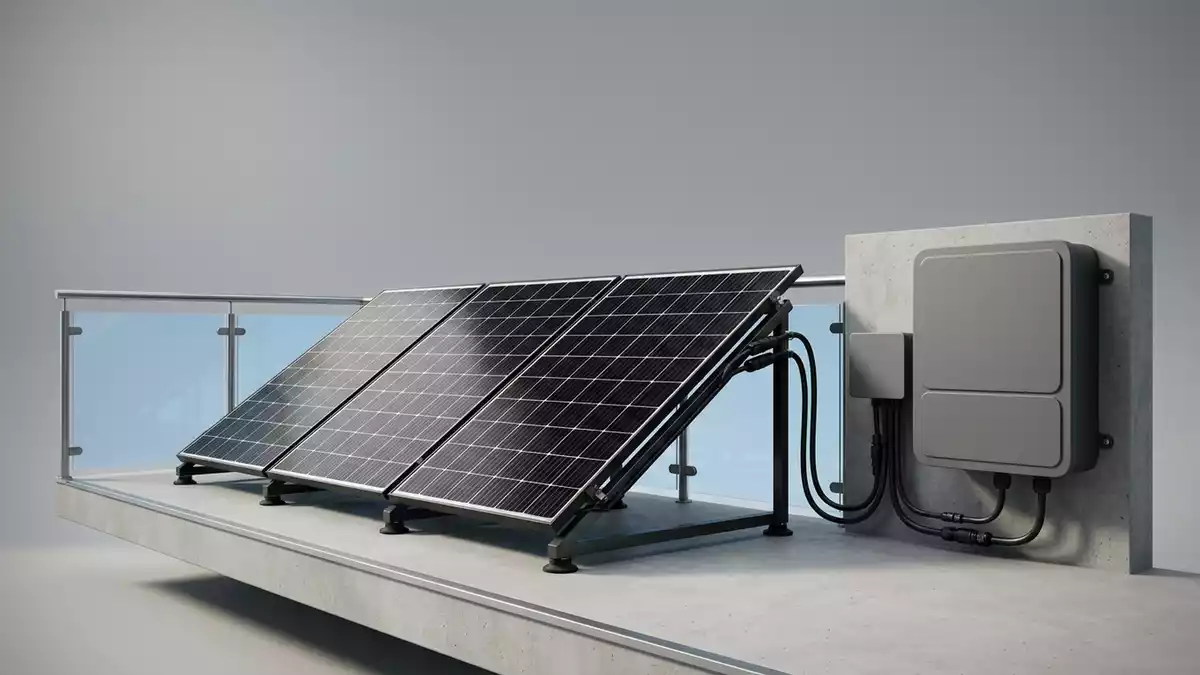Fotorealistische Studioansicht von Balkon Solaranlage in neutraler Produktdarstellung