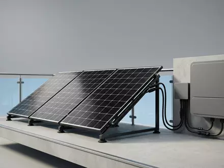 Fotorealistische Studioaufnahme von Balkon Solaranlage zum Thema Zendure AIO 2400 Balkonkraftwerk, klare Lichtfuehrung - Foto: THN