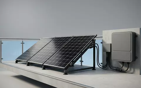 Fotorealistische Studioaufnahme von Balkon Solaranlage zum Thema Zendure AIO 2400 Balkonkraftwerk, klare Lichtfuehrung - Foto: THN