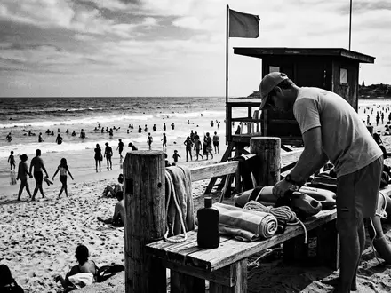 Schwarzweiss-Reportage mit Sonnenschutz zum Thema Banana Boat Sport Sonnenschutz, hoher Kontrast, sachlich dargestellt - Foto: THN