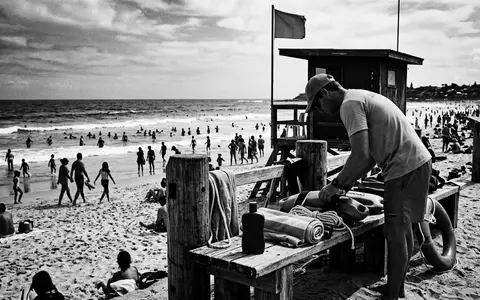 Schwarzweiss-Reportage mit Sonnenschutz zum Thema Banana Boat Sport Sonnenschutz, hoher Kontrast, sachlich dargestellt - Foto: THN