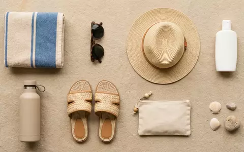 Flatlay-Arrangement rund um Sonnenschutz zum Thema Banana Boat Sport Sonnenschutz, weiches Oberlicht - Foto: THN