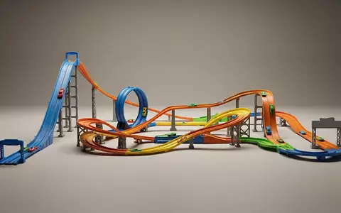 Fotorealistische Studioaufnahme von Spielzeugstrecke zum Thema Hot Wheels Mario Kart, klare Lichtfuehrung - Foto: THN