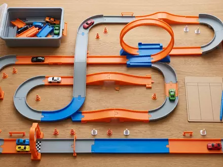 Flatlay-Arrangement rund um Spielzeugstrecke zum Thema Hot Wheels Mario Kart, weiches Oberlicht - Foto: THN