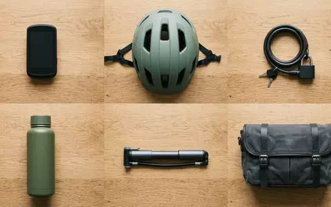 Flatlay-Arrangement rund um Fahrradnavigation zum Thema Garmin Edge 540 Fahrrad-GPS-Gerät, weiches Oberlicht - Foto: THN