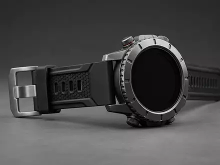Fotorealistische Studioaufnahme von Taucheruhr zum Thema Garmin Descent Mk3i Tauch-Smartwatch, klare Lichtfuehrung - Foto: THN