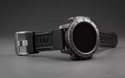 Fotorealistische Studioaufnahme von Taucheruhr zum Thema Garmin Descent Mk3i Tauch-Smartwatch, klare Lichtfuehrung - Foto: THN