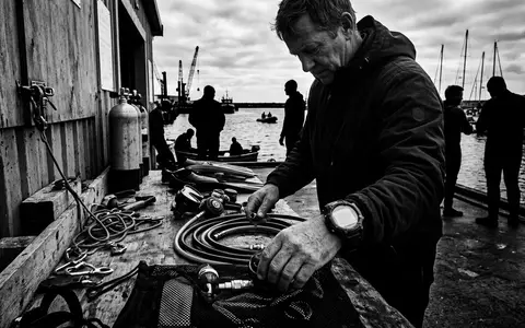 Schwarzweiss-Reportage mit Taucheruhr zum Thema Garmin Descent Mk3i Tauch-Smartwatch, hoher Kontrast, sachlich dargestellt - Foto: THN