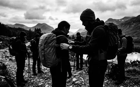 Schwarzweiss-Reportage mit Multisportuhr zum Thema Garmin Epix Pro Gen, hoher Kontrast, sachlich dargestellt - Foto: THN
