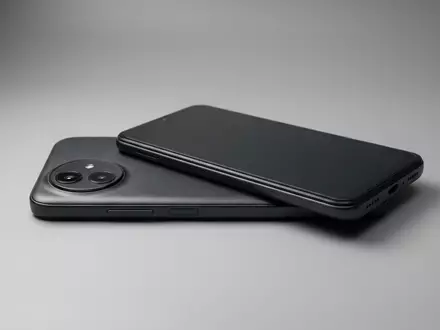 Fotorealistische Studioaufnahme von Smartphone zum Thema Xiaomi Redmi 14C 128GB, klare Lichtfuehrung - Foto: THN