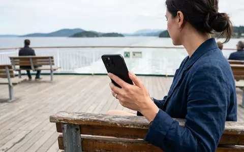 Fotorealistische Aufnahme von Smartphone auf einer Faehre zum Thema Xiaomi Redmi Note 14, natuerliches Licht - Foto: THN