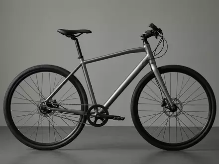 Fotorealistische Studioaufnahme von Fitnessrad zum Thema Trek FX 3 Disc, klare Lichtfuehrung - Foto: THN