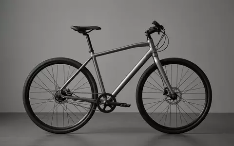 Fotorealistische Studioaufnahme von Fitnessrad zum Thema Trek FX 3 Disc, klare Lichtfuehrung - Foto: THN