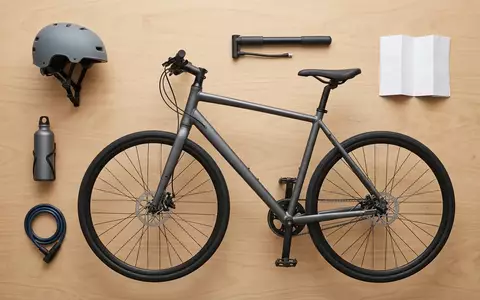 Flatlay-Arrangement rund um Fitnessrad zum Thema Trek FX 3 Disc, weiches Oberlicht - Foto: THN