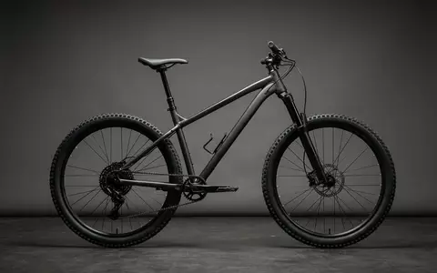 Fotorealistische Studioaufnahme von Mountainbike zum Thema Trek Marlin 6 Mountainbike, klare Lichtfuehrung - Foto: THN