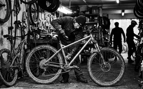 Schwarzweiss-Reportage mit Mountainbike zum Thema Trek Marlin 6 Mountainbike, hoher Kontrast, sachlich dargestellt - Foto: THN