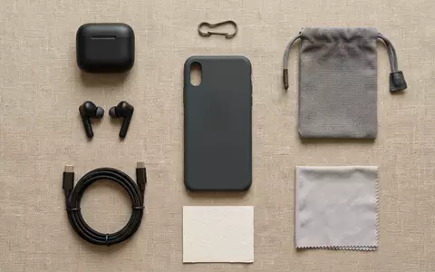 Flatlay-Arrangement rund um Smartphonehuelle zum Thema totallee Super Thin iPhone, weiches Oberlicht - Foto: THN