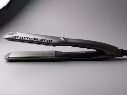 Fotorealistische Studioaufnahme von Haarglaetter zum Thema Dyson Airstrait Straightener HT01, klare Lichtfuehrung - Foto: THN