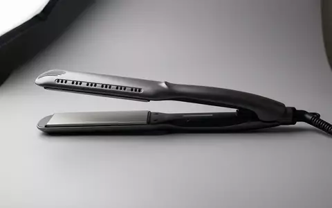 Fotorealistische Studioaufnahme von Haarglaetter zum Thema Dyson Airstrait Straightener HT01, klare Lichtfuehrung - Foto: THN