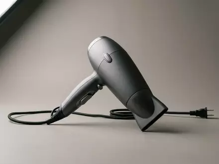 Fotorealistische Studioaufnahme von Haartrockner zum Thema Dyson Supersonic Haartrockner HD15, klare Lichtfuehrung - Foto: THN