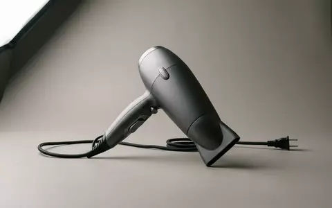 Fotorealistische Studioaufnahme von Haartrockner zum Thema Dyson Supersonic Haartrockner HD15, klare Lichtfuehrung - Foto: THN
