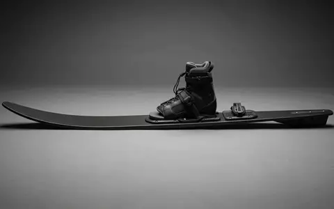 Fotorealistische Studioaufnahme von Slalom Wasserski zum Thema Connelly Carbon V Wasserski, klare Lichtfuehrung - Foto: THN